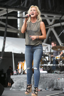 Kellie Pickler feet photo thumbnail