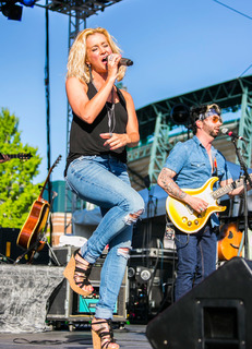 Kellie Pickler feet photo thumbnail