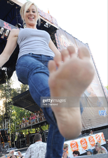 Kellie Pickler feet photo thumbnail