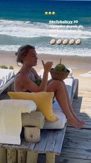 Kelly Bailey feet photo 11