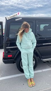 Kelly Bensimon feet photo thumbnail
