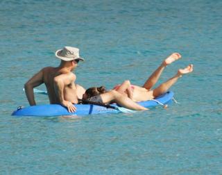 Kelly Brook feet photo thumbnail