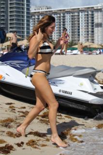 Kelly Brook feet photo thumbnail