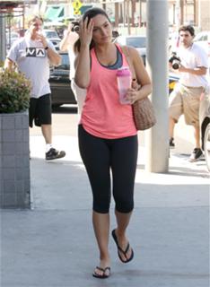 Kelly Brook feet photo thumbnail
