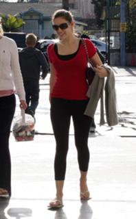 Kelly Brook feet photo thumbnail