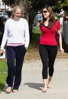 Kelly Brook feet photo thumbnail