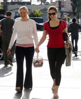 Kelly Brook feet photo thumbnail