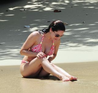 Kelly Brook feet photo thumbnail