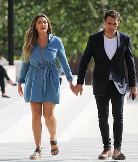 Kelly Brook feet photo thumbnail