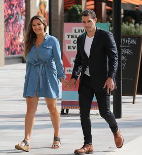 Kelly Brook feet photo thumbnail