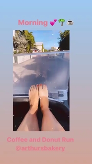 Kelly Brook feet photo thumbnail