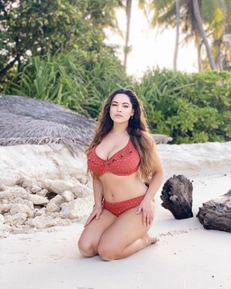 Kelly Brook feet photo thumbnail