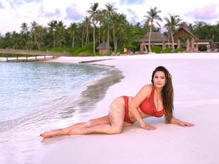 Kelly Brook feet photo thumbnail