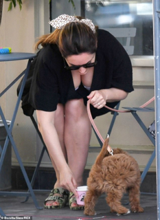 Kelly Brook feet photo thumbnail