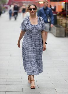 Kelly Brook feet photo thumbnail