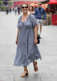 Kelly Brook feet photo thumbnail