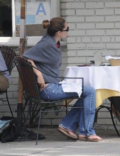 Kelly Brook feet photo thumbnail