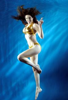 Kelly Brook feet photo thumbnail