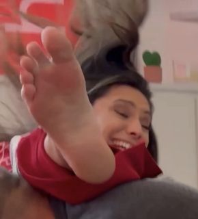 Kelly Brook feet photo thumbnail