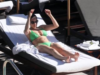 Kelly Brook feet photo thumbnail
