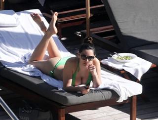 Kelly Brook feet photo thumbnail