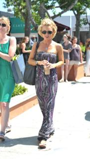 Kelly Carlson feet photo thumbnail