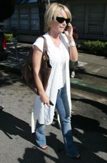 Kelly Carlson feet photo thumbnail