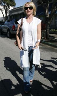 Kelly Carlson feet photo thumbnail