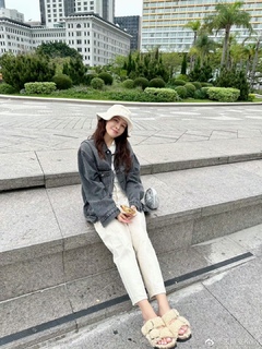 Kelly Cheung feet photo 1