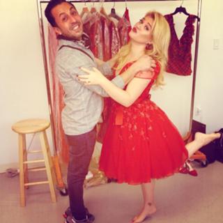 Kelly Clarkson feet photo thumbnail