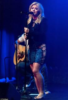 Kelly Clarkson feet photo thumbnail