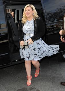 Kelly Clarkson feet photo thumbnail