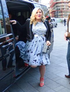 Kelly Clarkson feet photo thumbnail