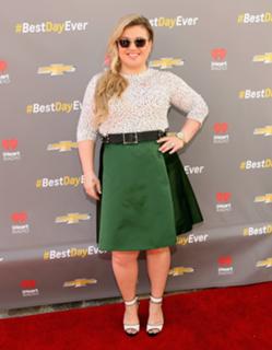 Kelly Clarkson feet photo thumbnail