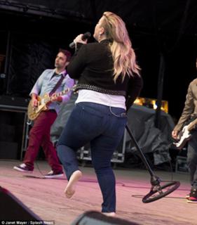 Kelly Clarkson feet photo thumbnail