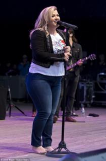 Kelly Clarkson feet photo thumbnail