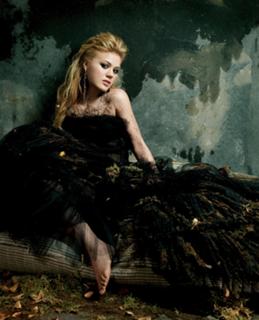 Kelly Clarkson feet photo thumbnail