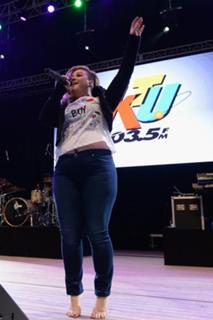 Kelly Clarkson feet photo thumbnail