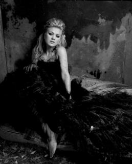 Kelly Clarkson feet photo thumbnail