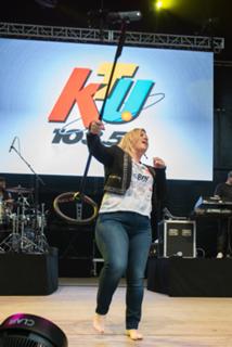 Kelly Clarkson feet photo thumbnail