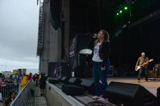 Kelly Clarkson feet photo thumbnail
