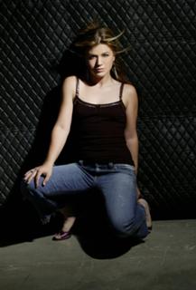 Kelly Clarkson feet photo thumbnail
