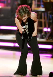 Kelly Clarkson feet photo thumbnail