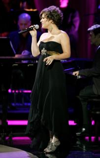 Kelly Clarkson feet photo thumbnail