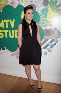 Kelly Clarkson feet photo thumbnail