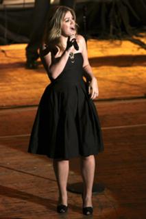 Kelly Clarkson feet photo thumbnail