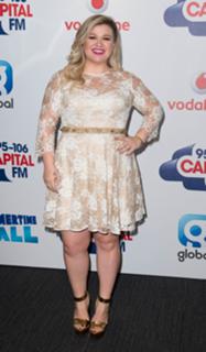 Kelly Clarkson feet photo thumbnail