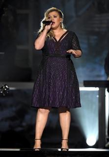 Kelly Clarkson feet photo thumbnail