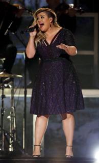 Kelly Clarkson feet photo thumbnail