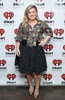 Kelly Clarkson feet photo thumbnail